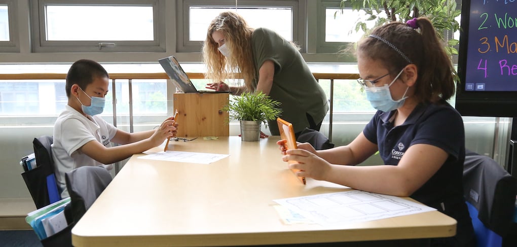 Concordia-students-wearing-masks-in-classroom